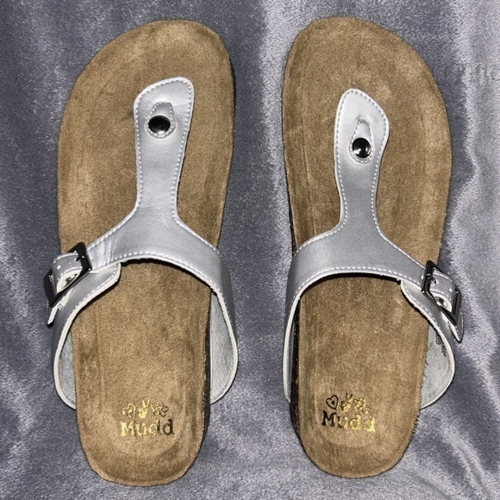 "NEW" Mudd Silver Thong Sandals- Kohls- Girls Size 4‎